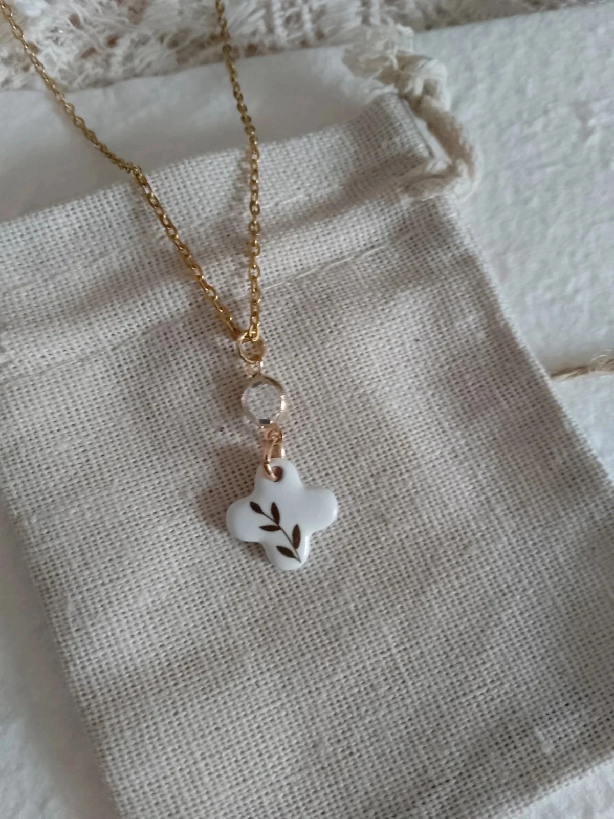 Collier trèfle en porcelaine et pierre de cristal de roche